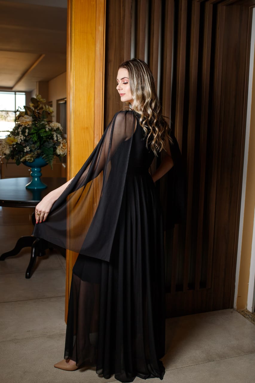 Vestido preto com capa translúcida