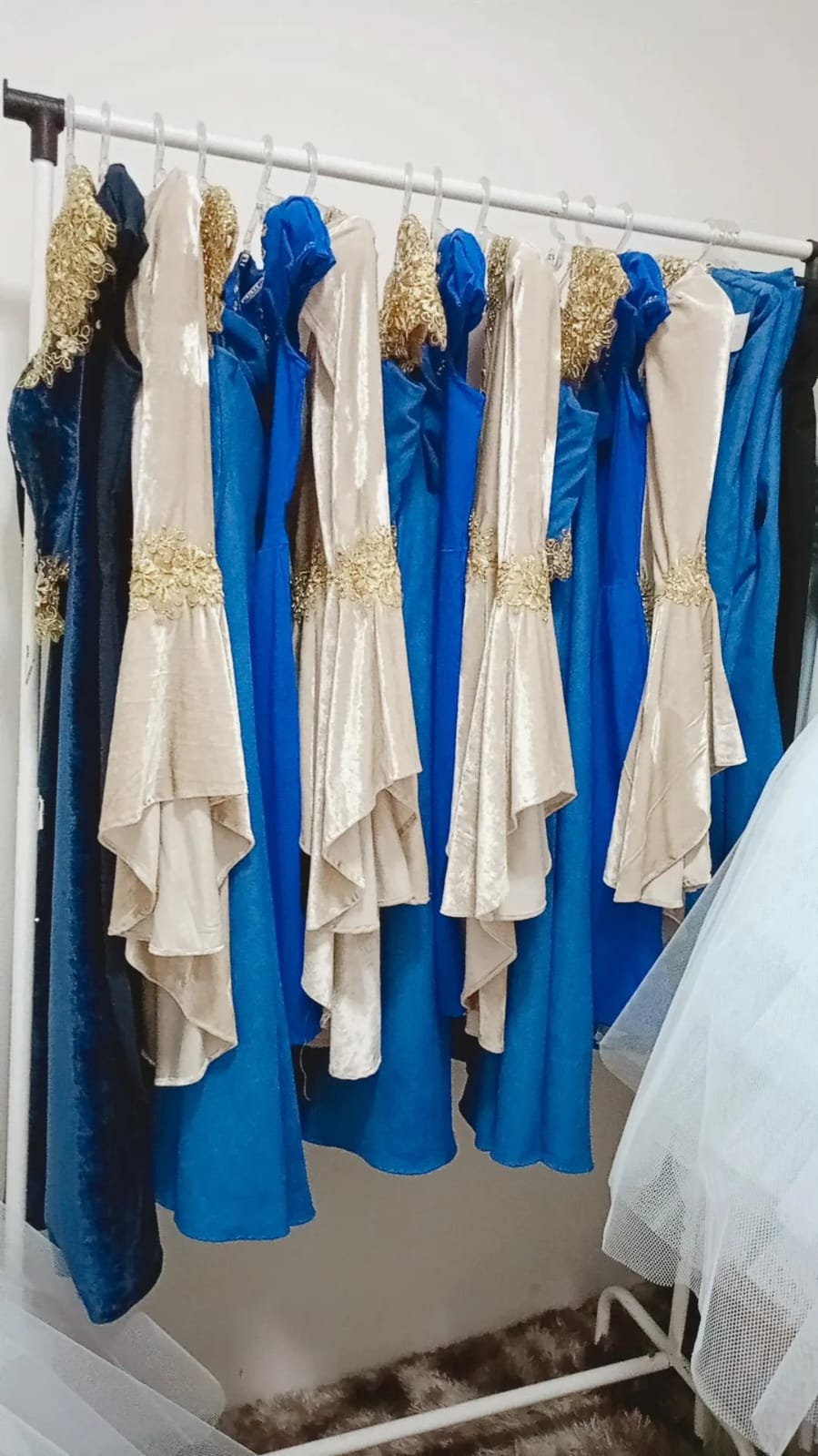 Figurinos em tons de azul e branco no acervo