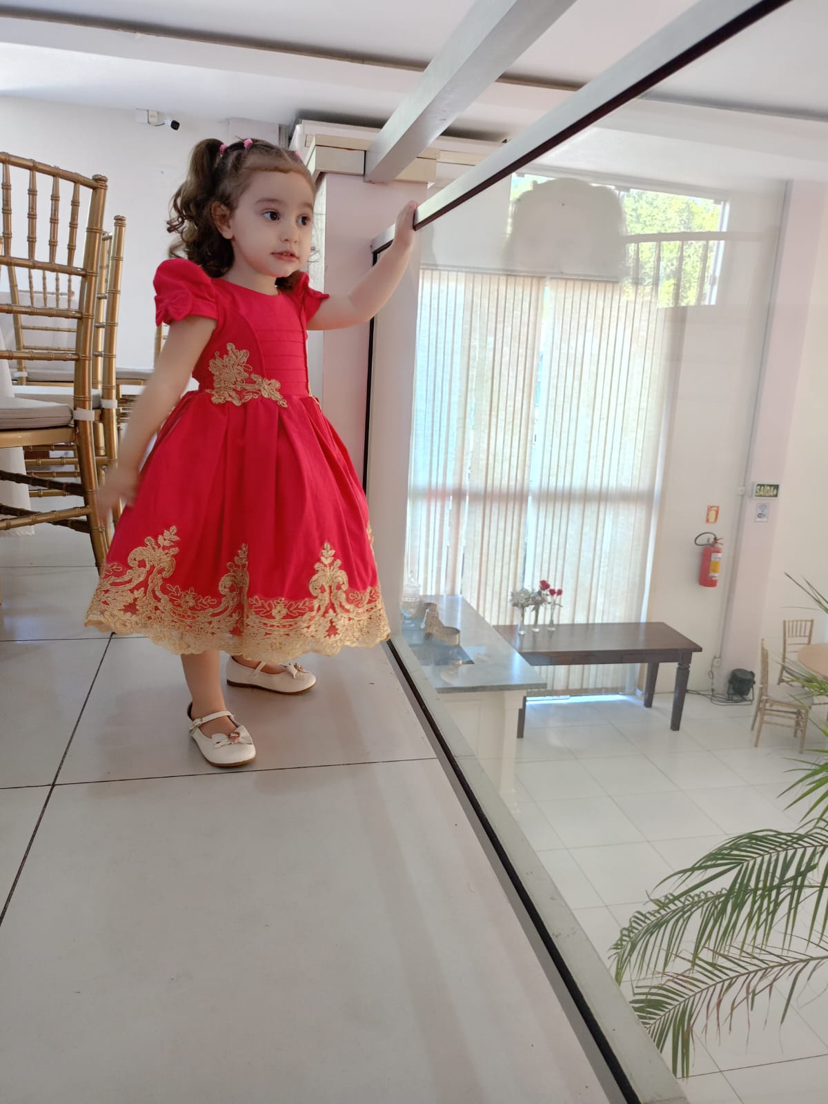 Criança usando vestido infantil vermelho