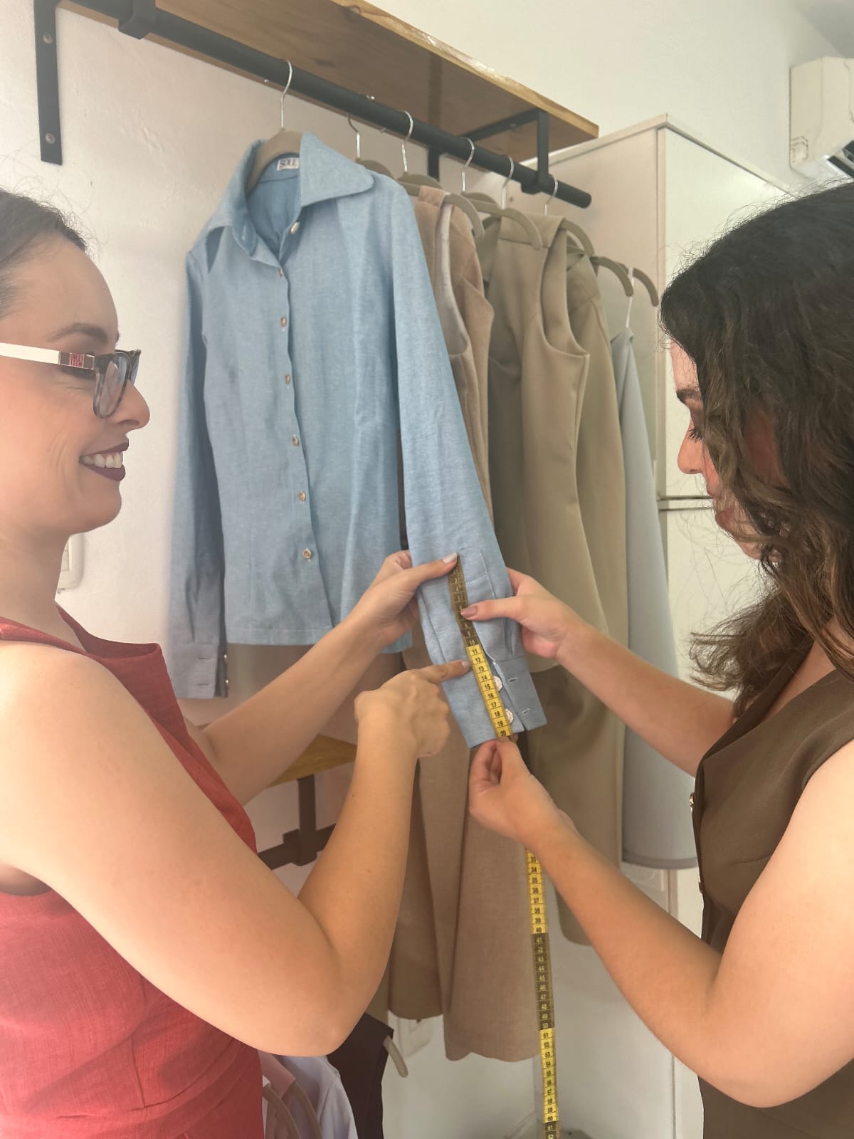 Detalhe de vestido em processo de atelier
