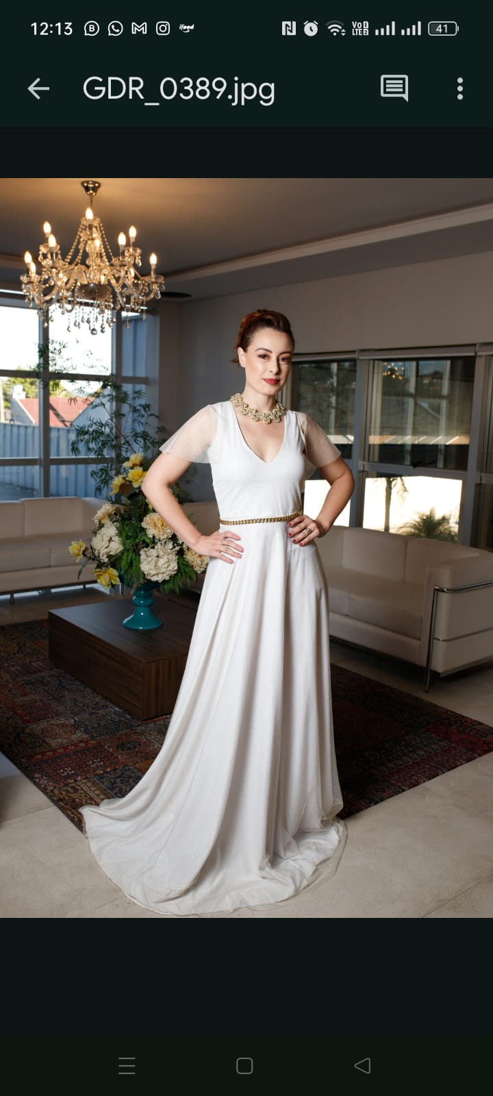 Mulher usando vestido branco longo em ambiente interno
